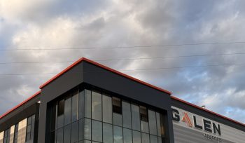 Modern cam cepheli endüstriyel bina dışı – Galen Equipment makaslı platform scissor lift forklift servis ve satış lokasyonu