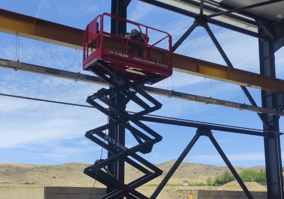 Electric scissor lift for construction site applications